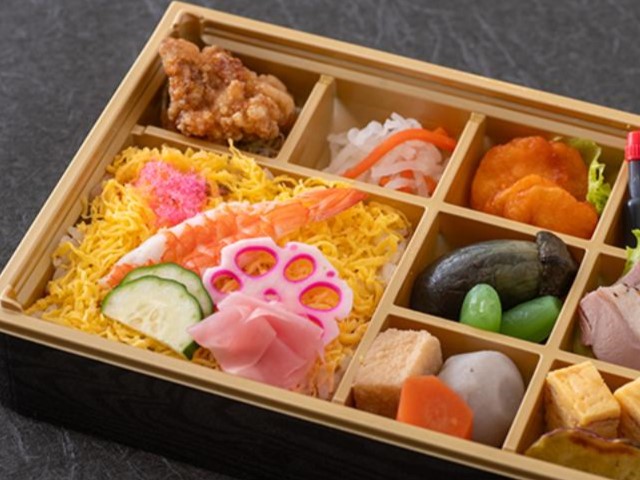 彩り豊かな 贅沢ちらし弁当