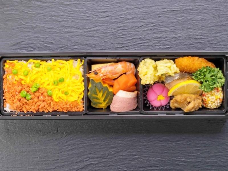 鮭ごはんの彩り弁当