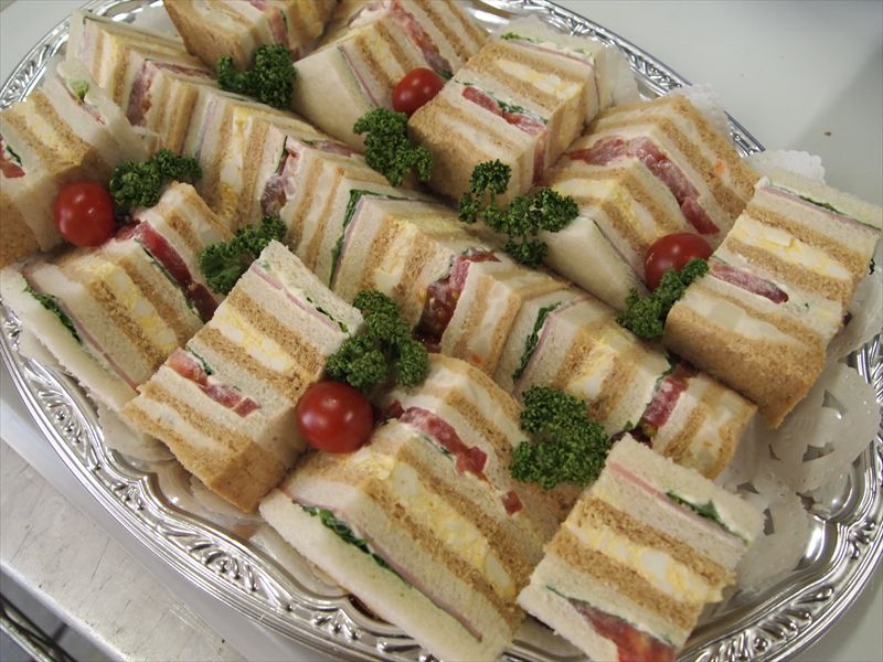 ベスト パーティー 用 サンドイッチ の 盛り付け 食べ物 写真 撮り方 スマホ