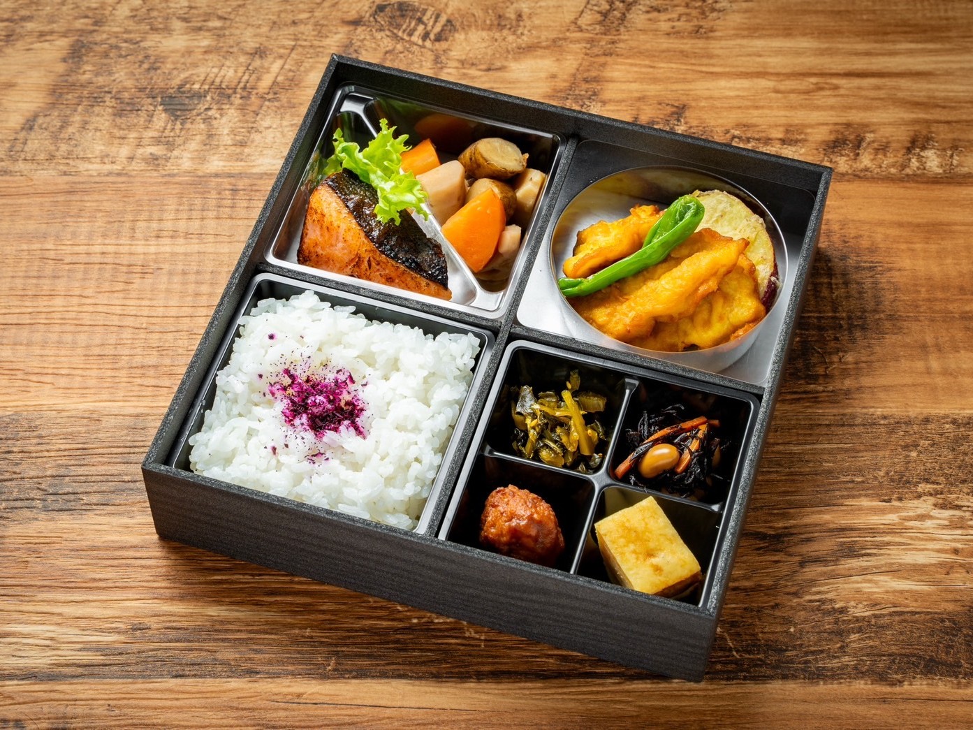 蓮（はちす）～鶏天と焼鮭弁当～
