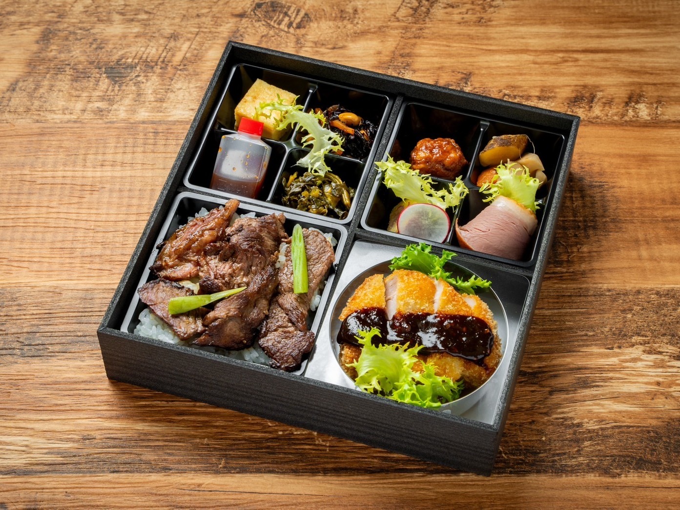 白詰草（しろつめくさ）～牛ランプ焼肉と味噌カツ弁当～