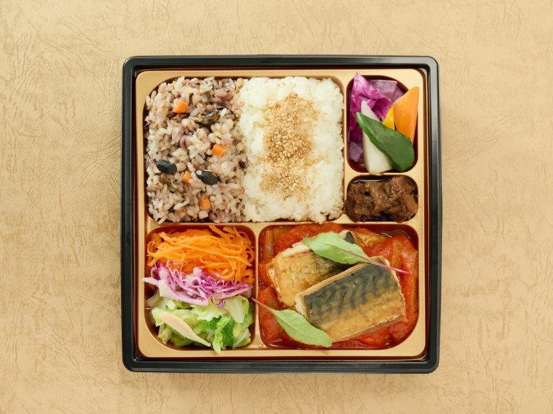 鯖のポワレバスク風 十六穀米とバーニャカウダ