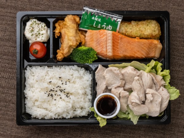 鶏胸肉の酒蒸しと鮭御膳