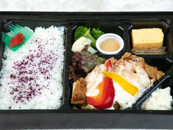 【500mlペット茶付き】たっぷりタルタルチキンカツ弁当