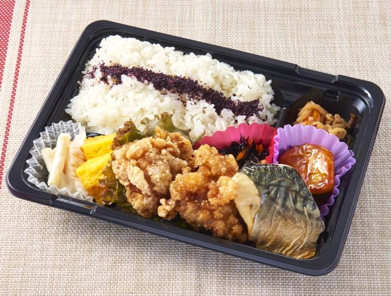 小僧寿しのからあげと鯖の塩焼き弁当 640円｜【お弁当デリ】お弁当の配達デリバリー