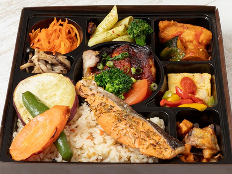 グリルチキン×鮭の香草焼き洋風ＤＸ弁当