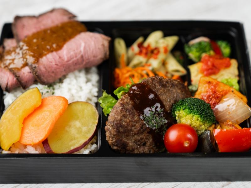 【肉の共演】デミハンバーグと低温熟成ローストビーフ重