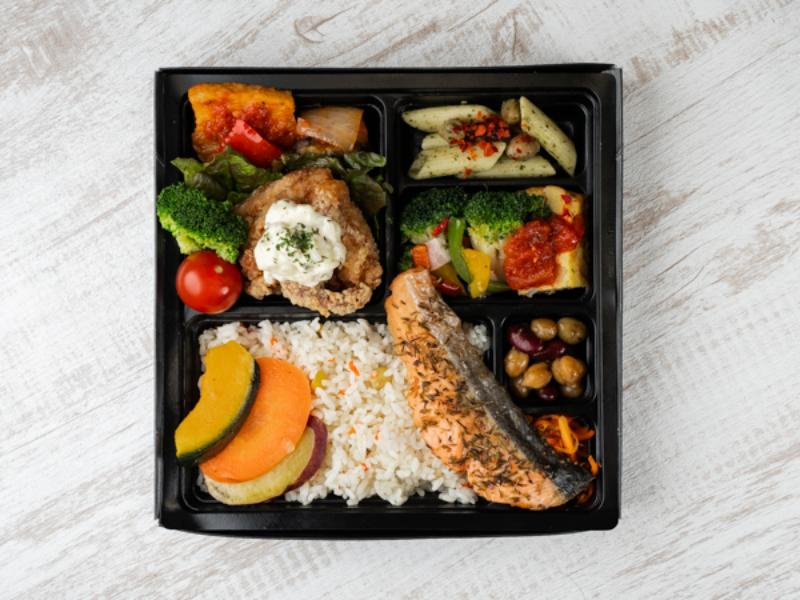 【贅沢二種】タルタルチキンと銀鮭の香草焼き洋食DX