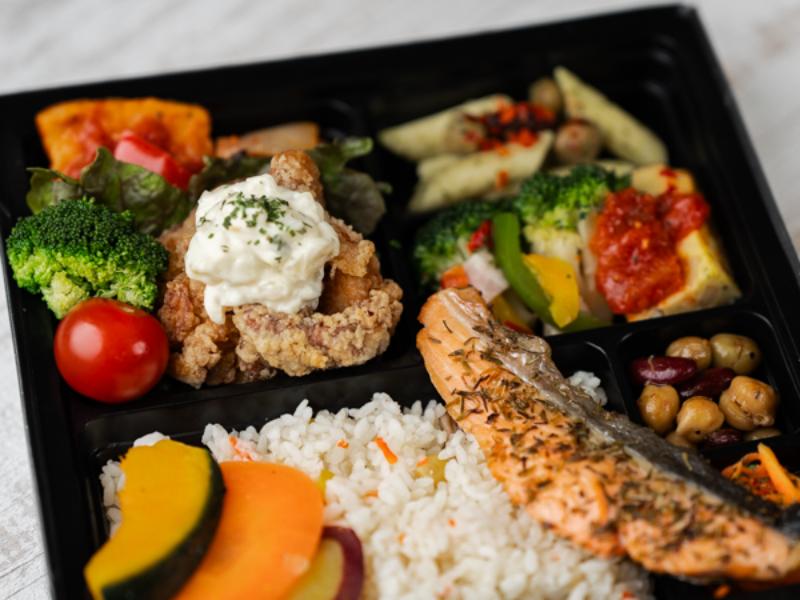 【贅沢二種】タルタルチキンと銀鮭の香草焼き洋食DX