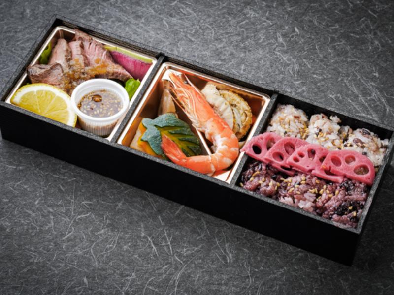 牛ランプステーキと彩り二種のお米の弁当