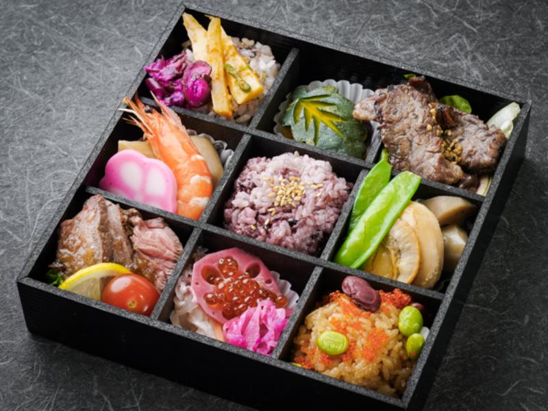 牛ランプステーキとカルビ焼彩おかずと三種のお米の極み弁当