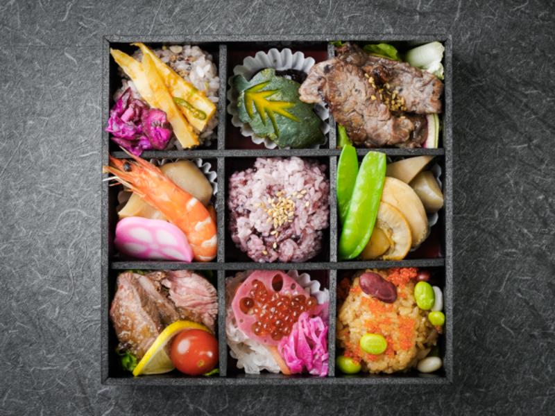 牛ランプステーキとカルビ焼彩おかずと三種のお米の極み弁当