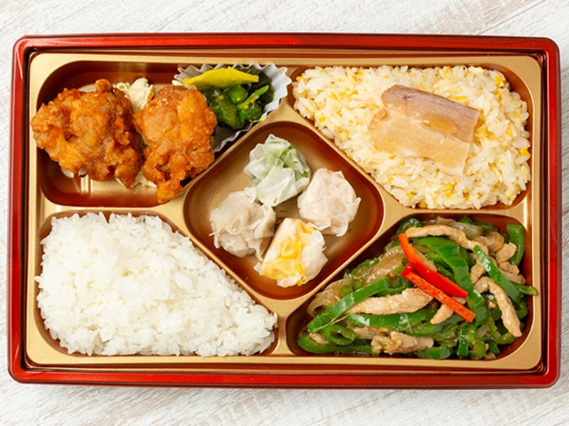 【豪華！】特製唐揚げ＆青椒肉絲いろどり弁当