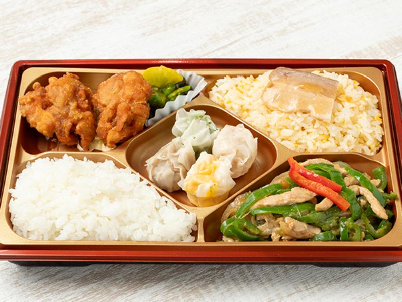 【豪華！】特製唐揚げ＆青椒肉絲いろどり弁当
