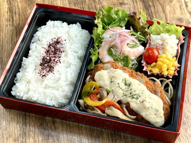 チキンカツと彩りサラダ