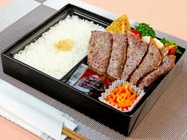 熟成焼肉 ハンバーグ 格之進 プラチナムの国産霜降焼肉弁当（ハーフ