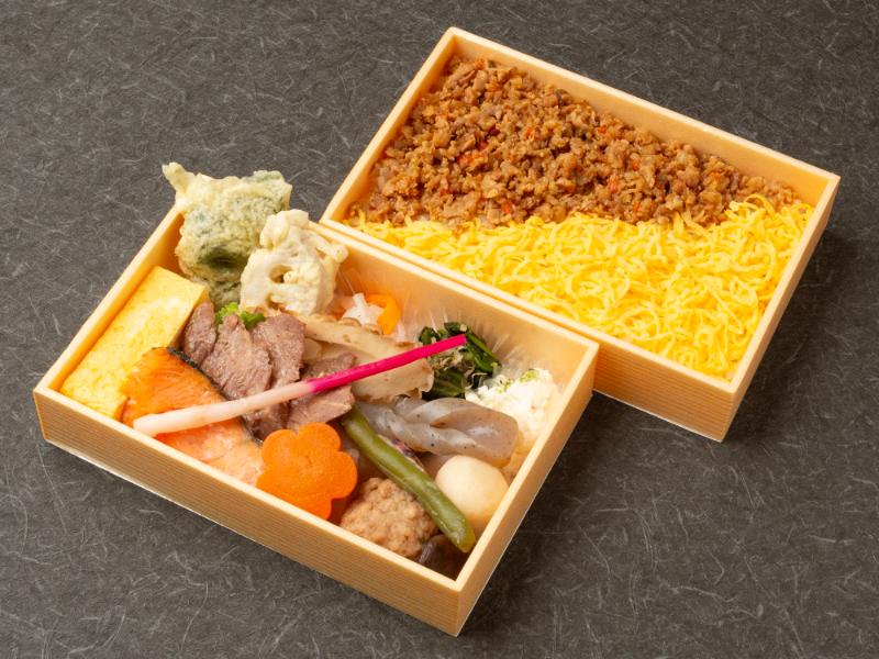 牛ステーキと鮭の塩焼き御膳　鶏そぼろご飯