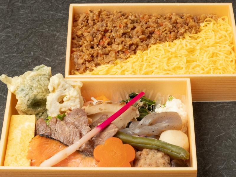 牛ステーキと鮭の塩焼き御膳　鶏そぼろご飯