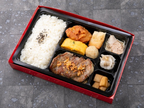 【340ml烏龍茶缶付き】サーロインステーキ幕の内弁当