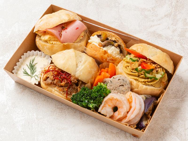 【焼肉とハムサンド】ぷりぷり 海老と野菜のディップサラダランチ