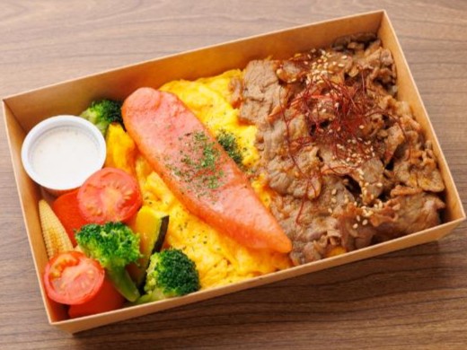 博多明太子丸ごと１本！オムカルビ弁当（シーザーサラダ付き）