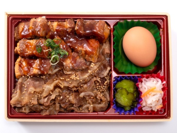 牛焼肉と豚バラの中華風角煮重弁当（温泉卵）