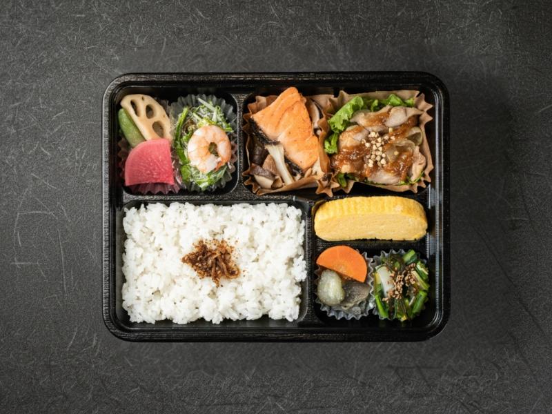 彩り幕の内弁当【鮭＆鶏みそ】