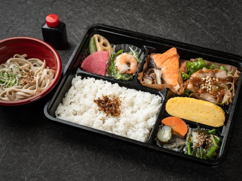 国産そばと彩り幕の内弁当【鮭＆鶏みそ焼き】