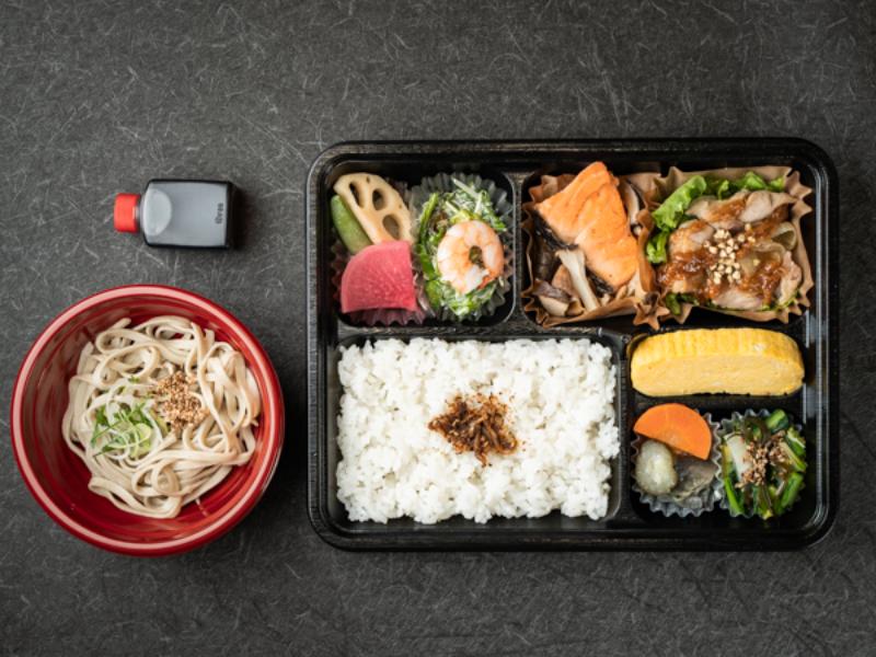 国産そばと彩り幕の内弁当【鮭＆鶏みそ焼き】