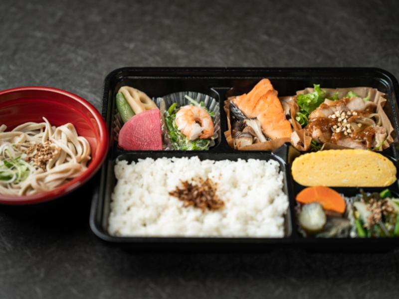 国産そばと彩り幕の内弁当【鮭＆鶏みそ焼き】