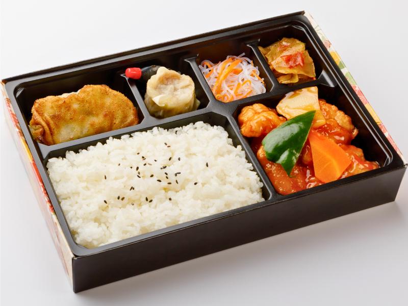 中華 煌朝（こうちょう）の白身魚の甘酢と餃子弁当 880円｜【お弁当