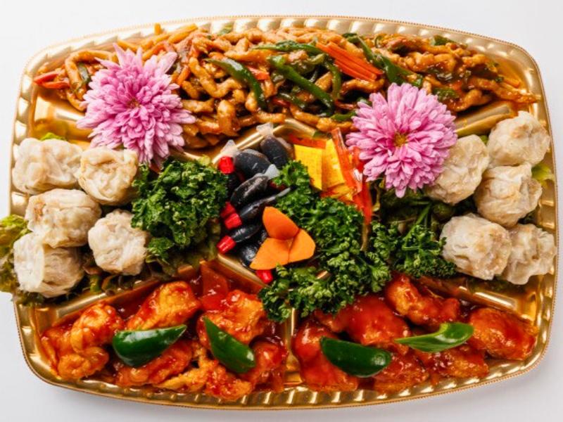 中華 煌朝(こうちょう)の中華バラエティプレートB (黒豚焼売・青椒肉絲・白身魚の甘酢) 15000円|【お弁当デリ】お弁当のデリバリー
