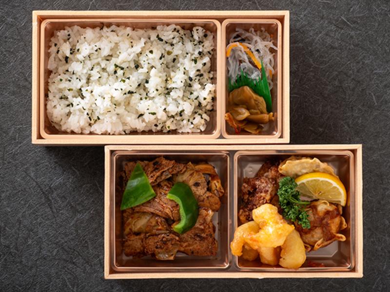 回鍋肉と海老マヨ、マンゴーソースとわかめご飯の豪華二段弁当