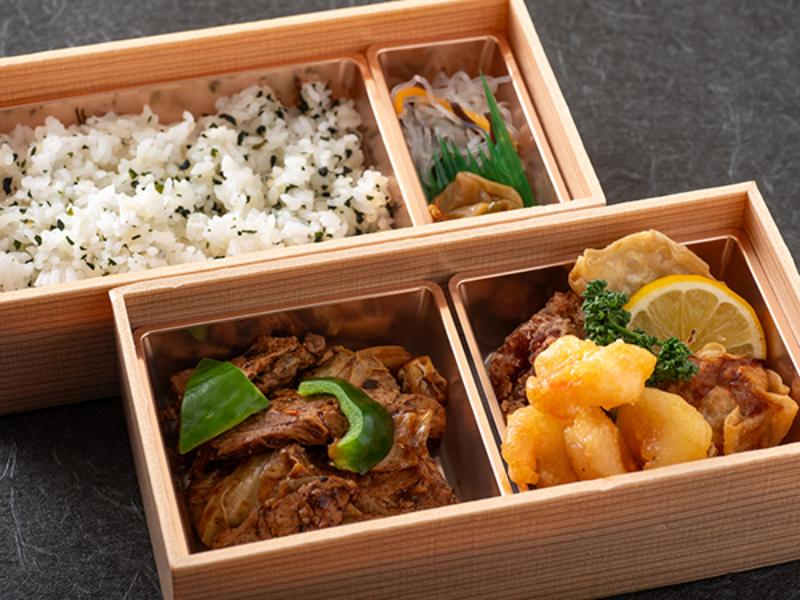 回鍋肉と海老マヨ、マンゴーソースとわかめご飯の豪華二段弁当