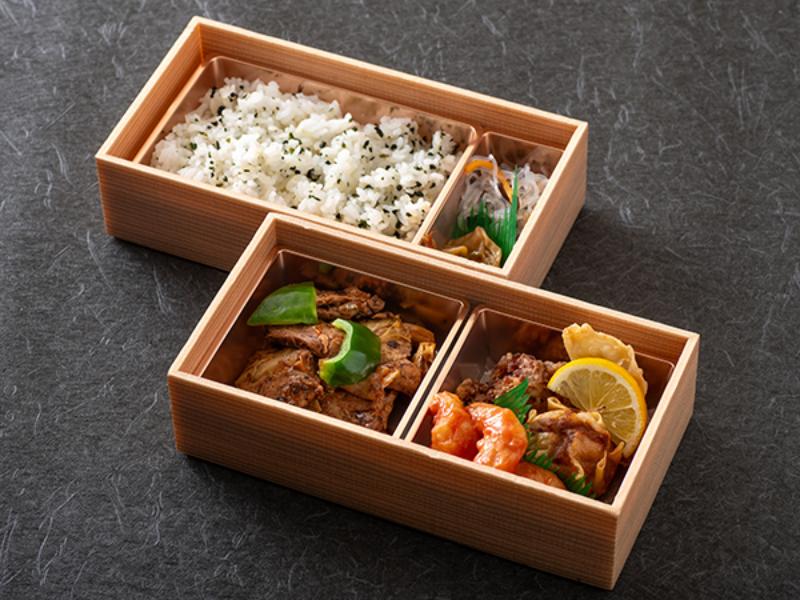 回鍋肉と海老チリとわかめご飯の豪華二段弁当