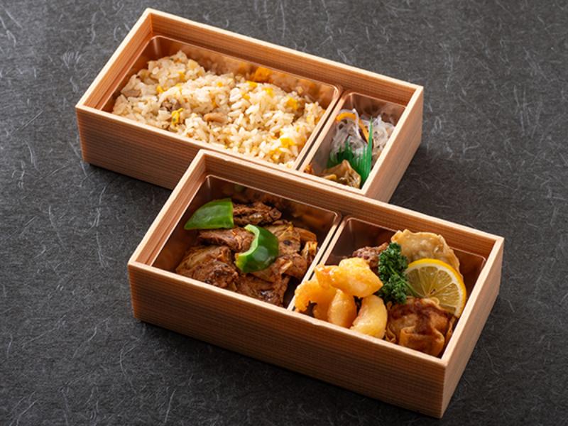 回鍋肉と海老マヨ、マンゴーソースとチャーハンの豪華二段弁当