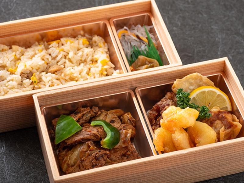 回鍋肉と海老マヨ、マンゴーソースとチャーハンの豪華二段弁当