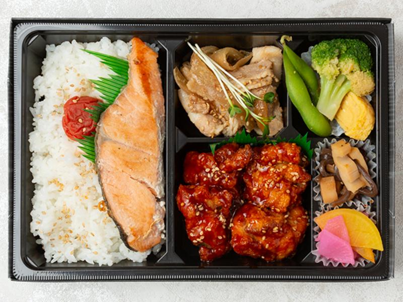 ヤムニョムチキン＆焼き鮭＆豚の生姜焼き弁当