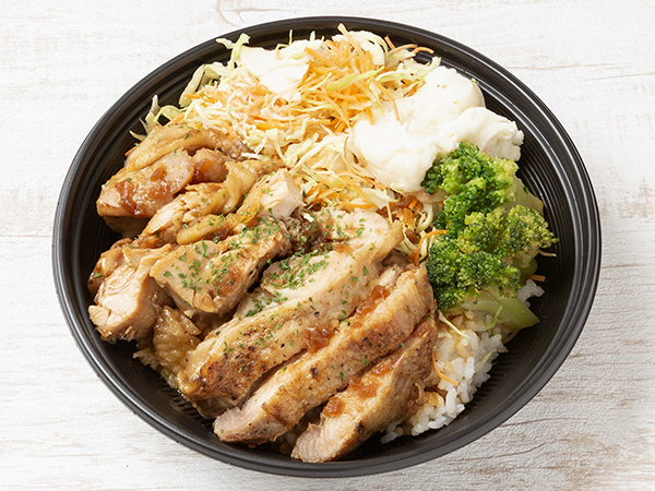 ジューシーチキンの彩丼～シャリアピンソース～