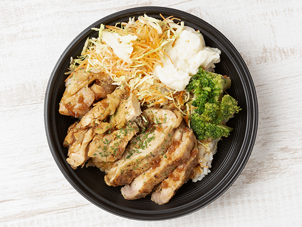 ジューシーチキンの彩丼～シャリアピンソース～