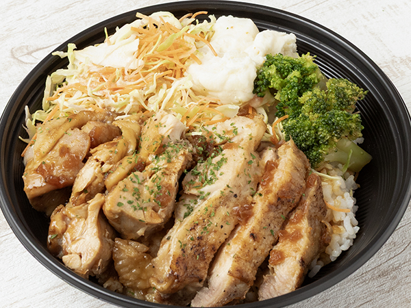 ジューシーチキンの彩丼～シャリアピンソース～