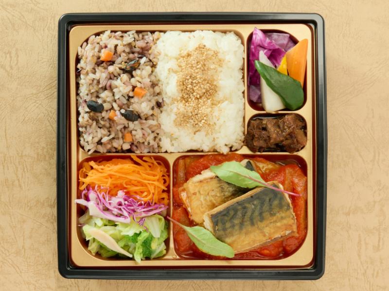 鯖のポワレバスク風 十六穀米とバーニャカウダ