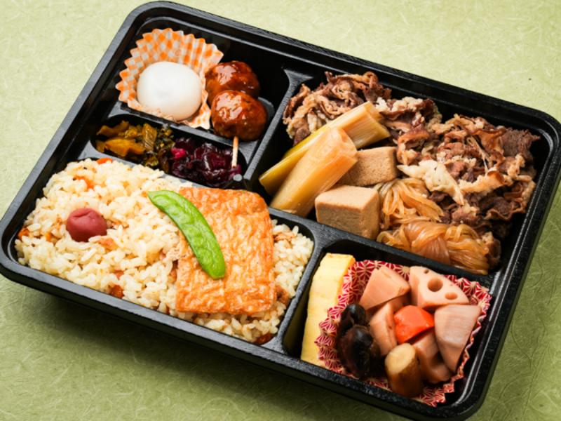 9種のかやく御飯と牛すき焼き御膳