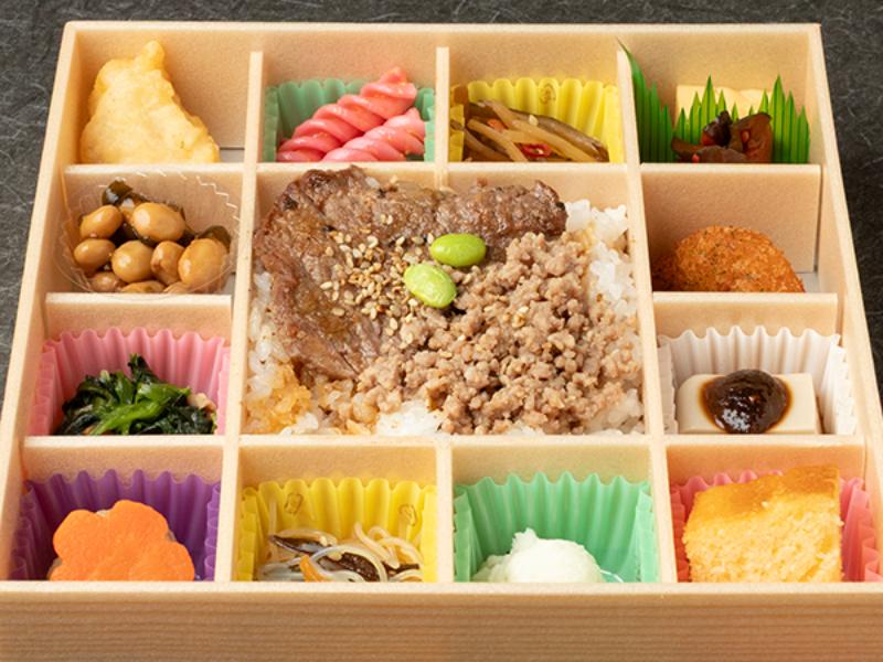 牛ステーキとそぼろの宝箱弁当