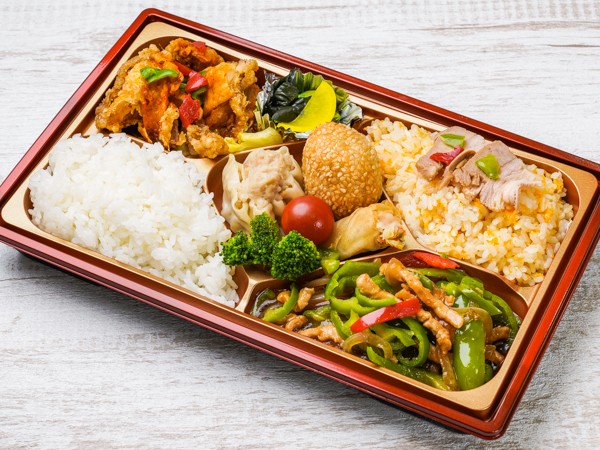 【豪華！】油淋鶏＆青椒肉絲いろどり弁当