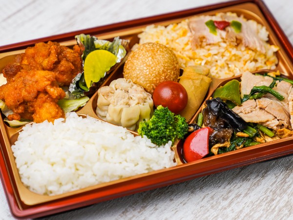 【豪華！】特製唐揚げ＆木須肉いろどり弁当