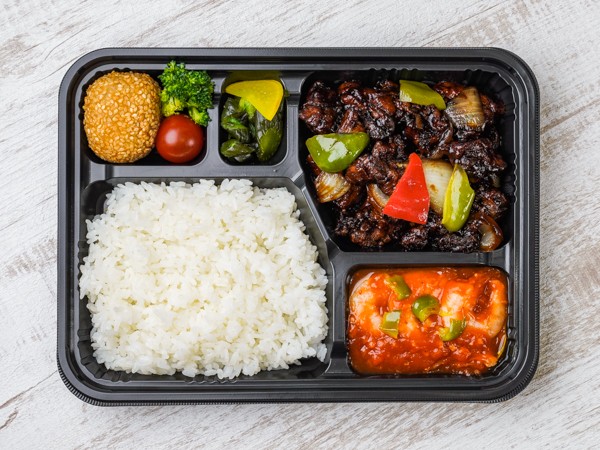 【お手頃！】鶏の黒酢ソース＆エビチリ弁当