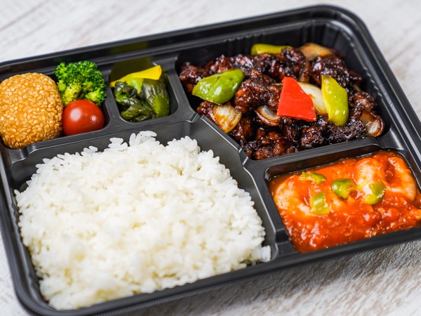 【お手頃！】鶏の黒酢ソース＆エビチリ弁当