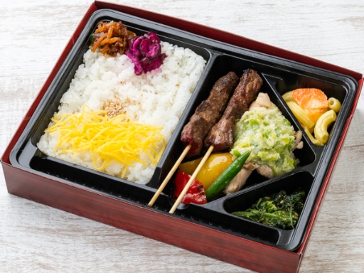 【炭火焼き牛串2本弁当】炭火焼き鶏の葱ダレがけ