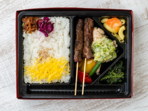 【炭火焼き牛串2本弁当】炭火焼き鶏の葱ダレがけ